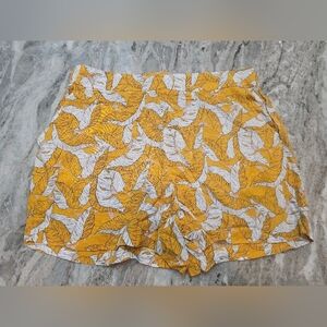 Nine West Yellow Leaf Print Pull-On Shorts Women’s Size Large Lightweight Summer